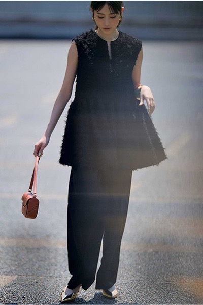 黒ワイドパンツ×ペプラムシルエットブラウス