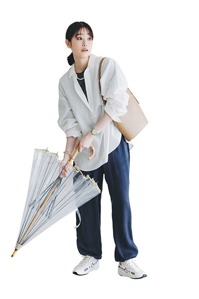 紺カーゴパンツ×白シャツ