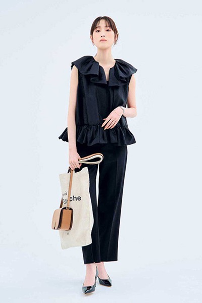 黒センタープレスパンツ×黒フリルブラウス