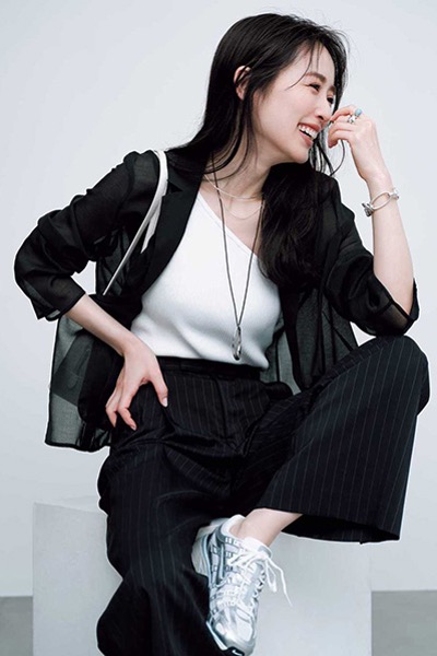 黒ストライプパンツ×シアージャケット×ワンショルタンクトップ