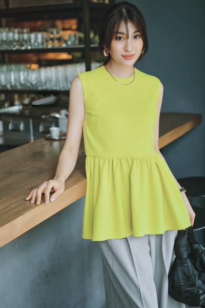 黄色ノースリーブブラウス×ライトグレーワイドパンツ