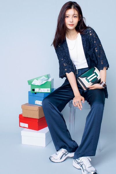 紺ツヤパンツ×紺シャツ×タンクトップ