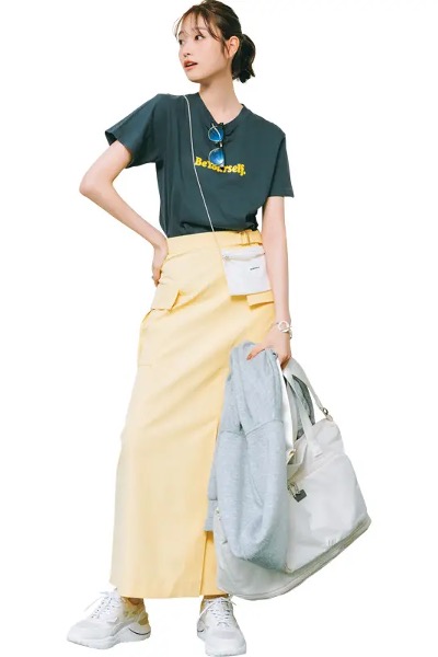 黄色スカート×ダークグレープリントTシャツ