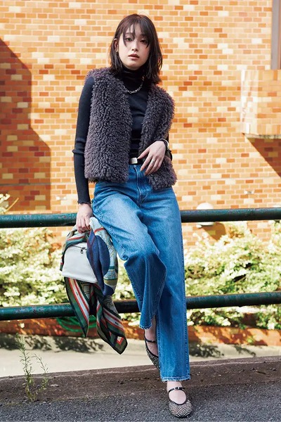 ショート丈ボアジレ×黒ニット×デニムパンツ