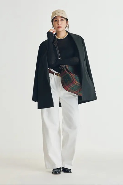 黒ローファー×白パンツ黒ジャケット