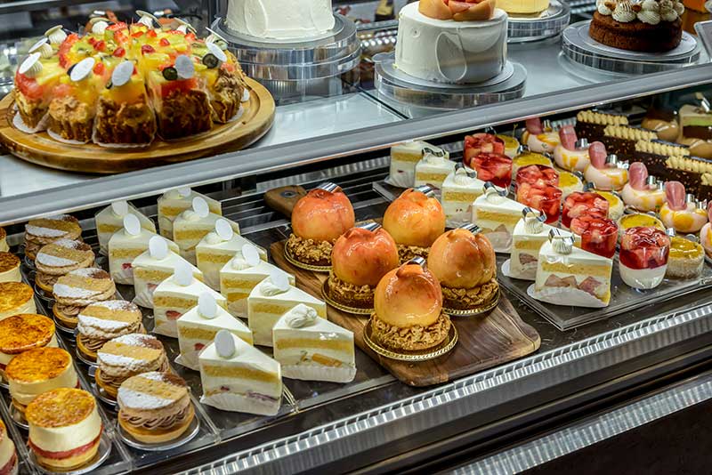 ショーケースに並んだスイーツ