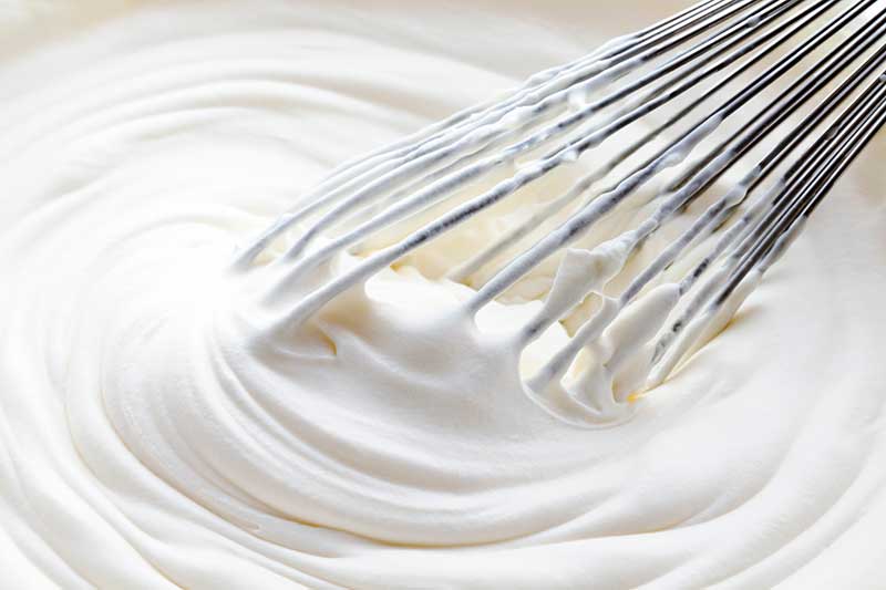 ホイッパーで泡立てた生クリーム