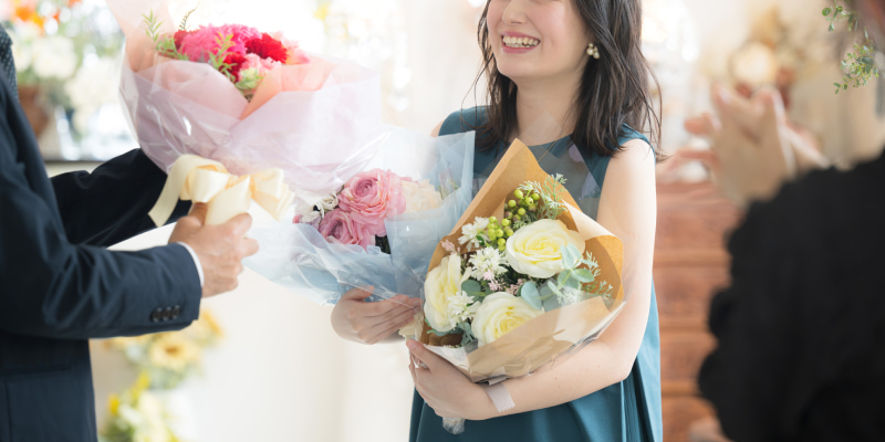 お花を受け取る女性