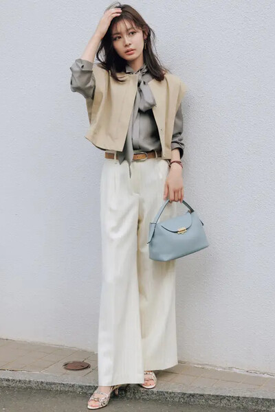 白ワイドパンツ×ボウタイブラウス×ショートジレ