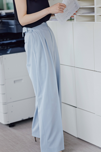 シワになりにくいボトムコーデ
