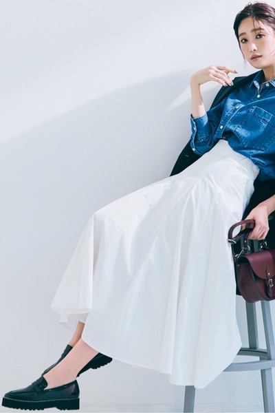 黒ローファー×白ロングフレアスカート×デニムシャツ×ネイビージャケット