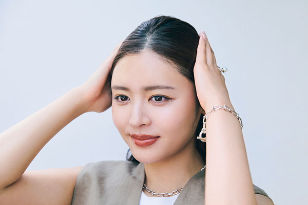 ヘアクリームでオールバックに