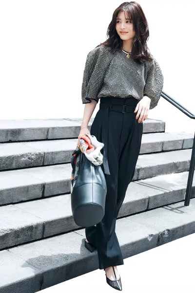 黒チェック柄ブラウス×黒パンツ