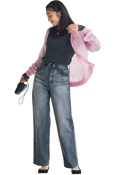 黒デニムパンツ×ピンクシアーカーディガン×黒カットソー