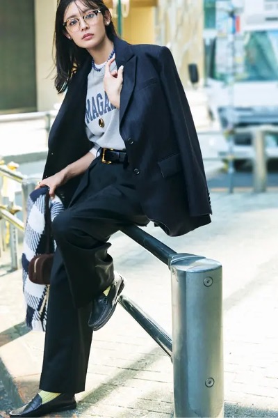 黒ローファー×ジャケパン×ロゴTシャツ