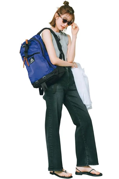 黒デニムパンツ×グレータンクトップ×白シャツ