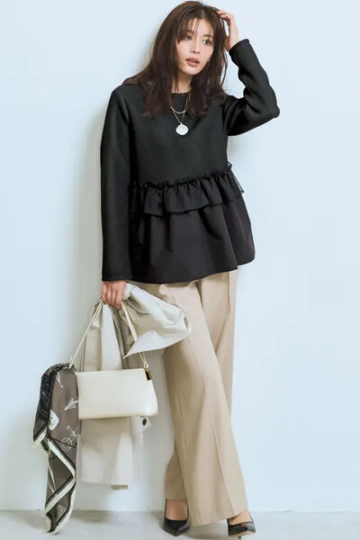 ベージュワイドパンツ×黒ブラウス