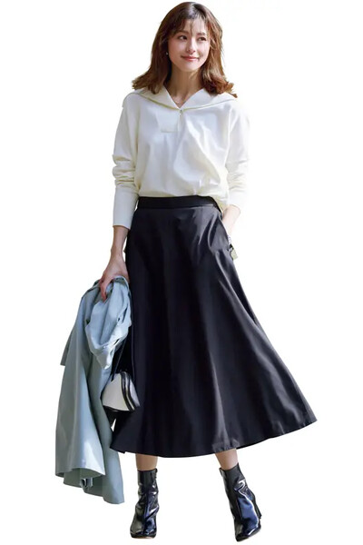 黒フレアスカート×白ニット×ブーツ