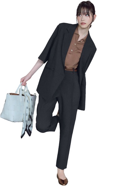 黒テーパードパンツ×半袖ジャケット×ニットポロ