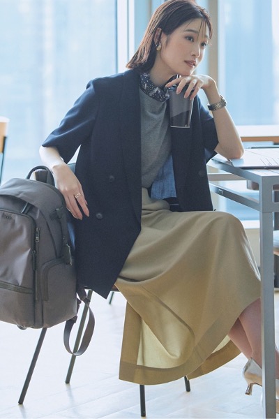 ベージュペンシルスカート×グレーニット×ネイビージャケット