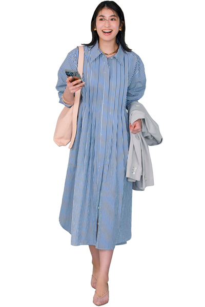 ブルーのストライプ柄シャツワンピース×ヒールパンプスコーデ