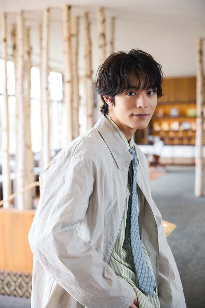 微笑む塩野瑛久さん