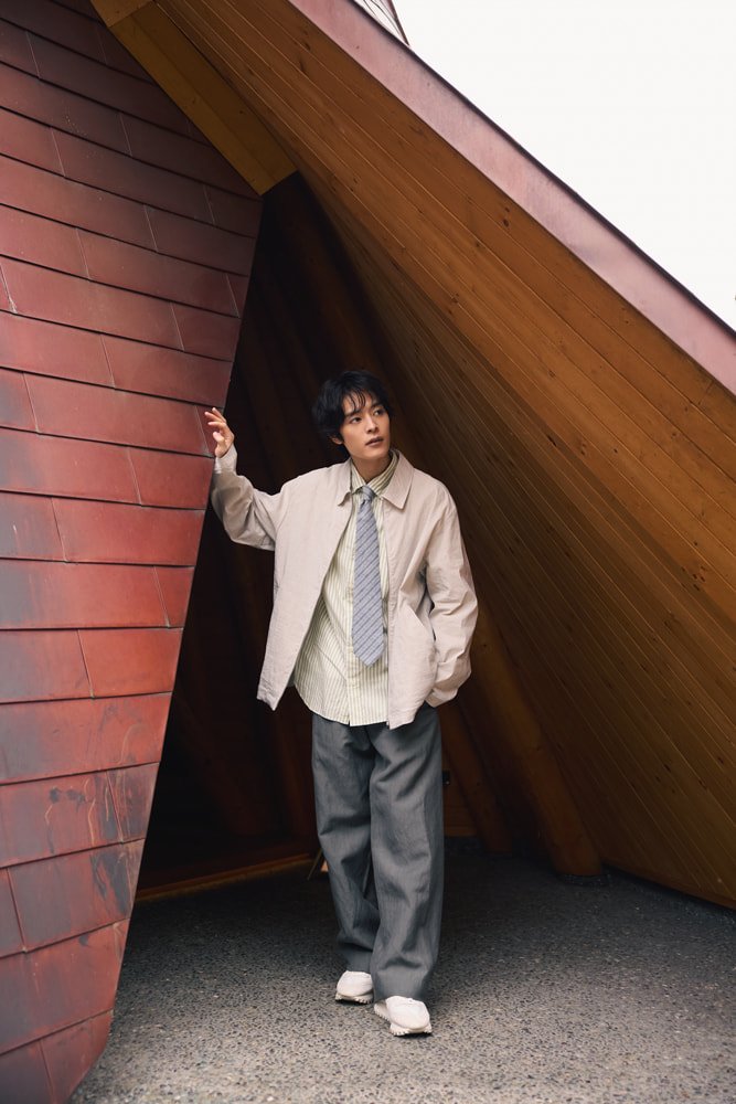 佇む塩野瑛久さん