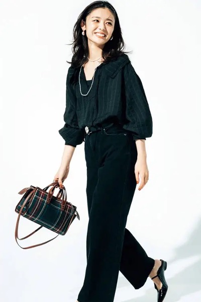 黒シアーチェックブラウス×黒デニムパンツ