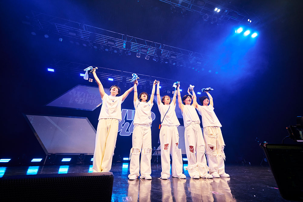 舞台で挨拶をするWILD BLUE