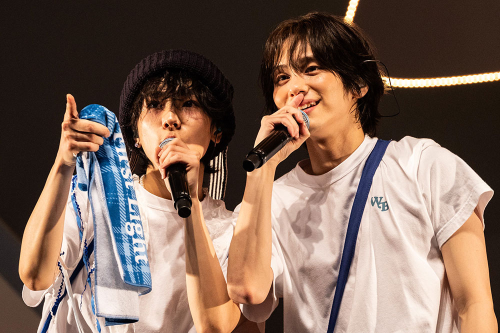 マイクを手にする山下さんと池田さん