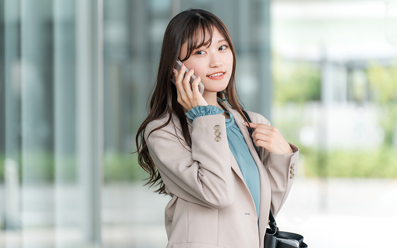 スマートフォンで電話する女性