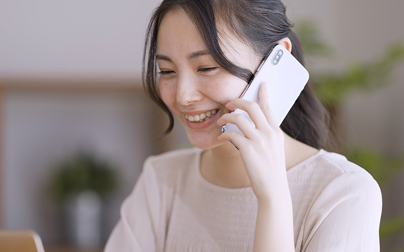 電話をする女性