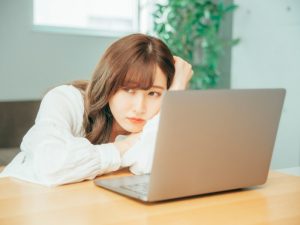 「否応なく」とは? 意味・使い方・言い換え表現を簡単に確認 | Oggi.jp