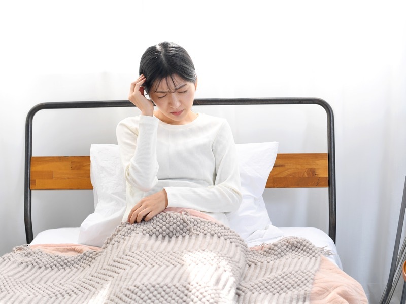 頭かかえる女性