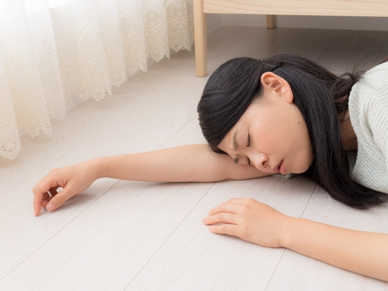 たおれる女性