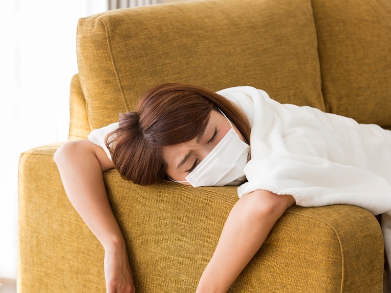 風邪寝込む女性
