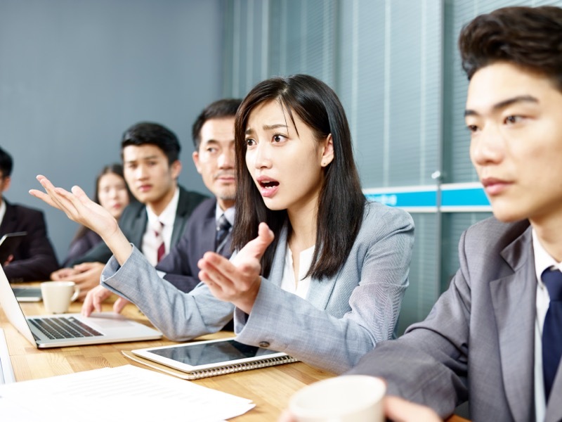 会議で反対する女性