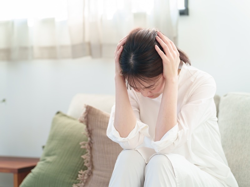 落ち込む女性