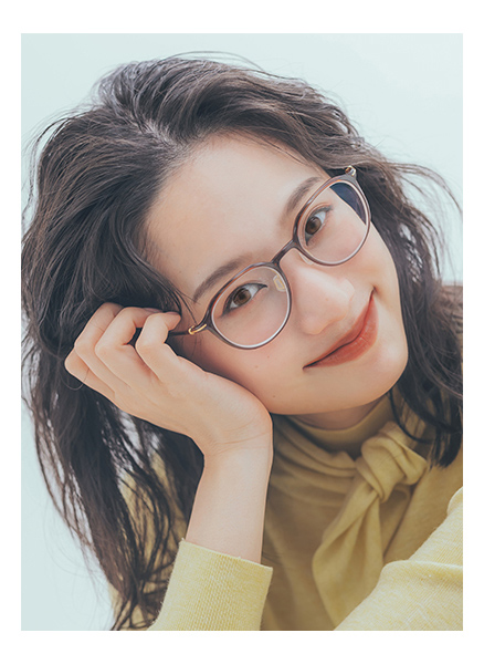 イエローブラウンのメガネをしている人のアップ写真