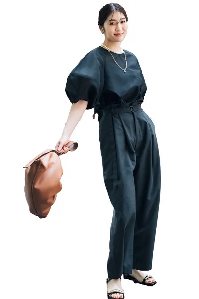 パフスリーブ黒ブラウス×黒パンツ