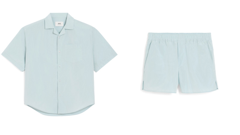ブルー タフタ ショートスリーブ ボクシー シャツ¥55,000、ブルー タフタ ショートパンツ¥52,800