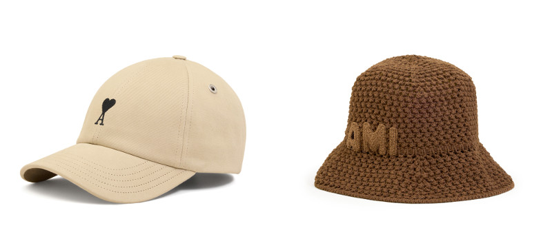 ベージュ コットン Ami de Coeur エンブロイダリー キャップ¥26,400、ブラウン コットンニット Ami パッチ バケットハット¥45,100