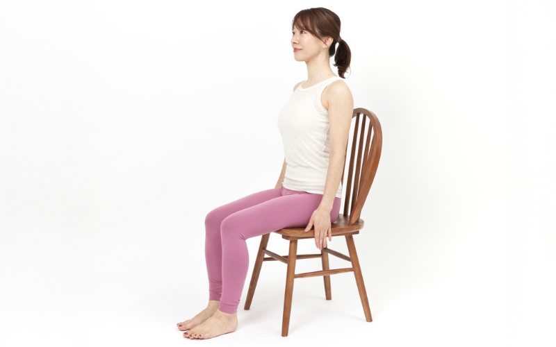 椅子に座りながらお尻のストレッチ①
