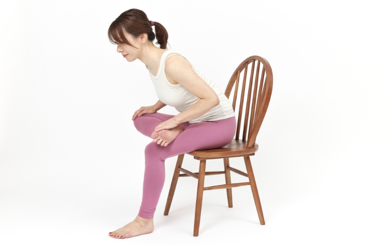 椅子に座りながらお尻のストレッチ③