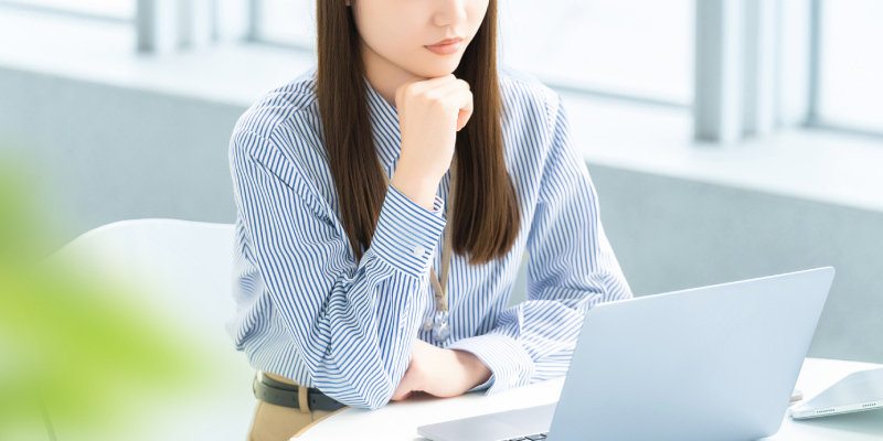 疑問に思う女性
