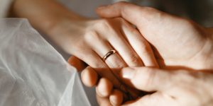 独身・既婚別に女性が右手薬指に指輪をする意味♡ 平均サイズもチェック! | Oggi.jp