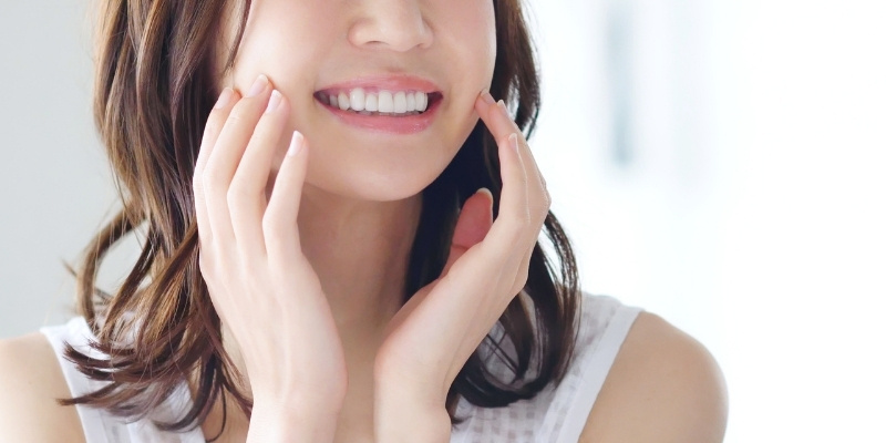 微笑みを作る女性の写真