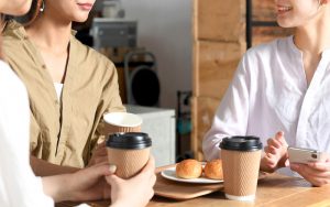 「傍目」とは第三者の立場で物事を見ること！「傍目八目」の意味や使い方も深掘り | Oggi.jp