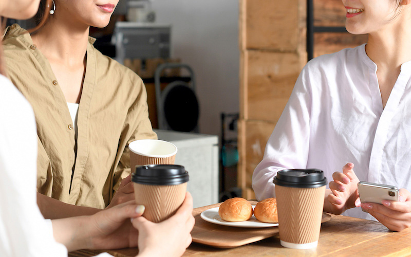 カフェで話している人々