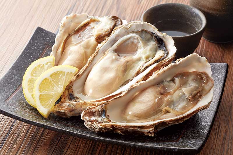 レモンを添えた生牡蠣